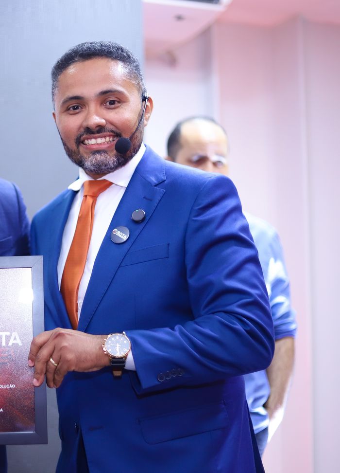 Dr. Fabilson Portela no palco, durante entrega de certificados da mentoria