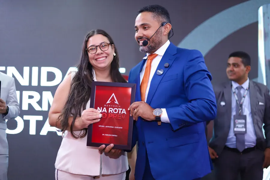 Aluna recebendo o certificado da mentoria