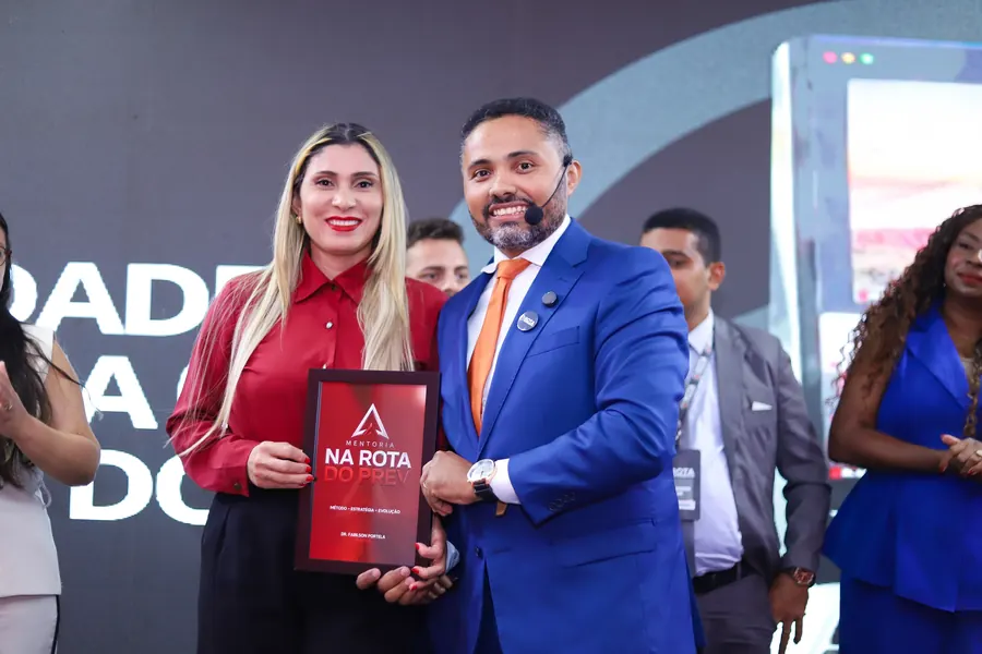 Aluna com o certificado da mentoria