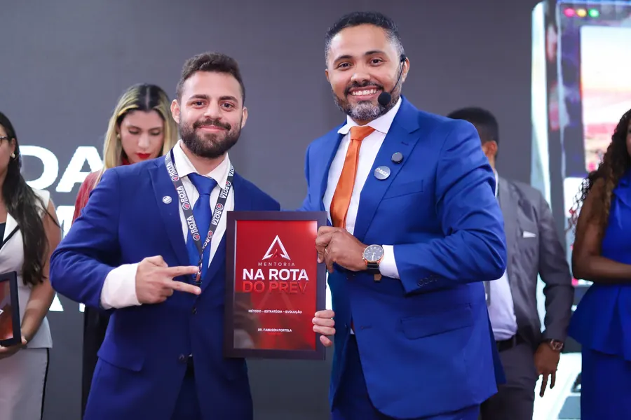 Aluno recebendo o certificado da mentoria