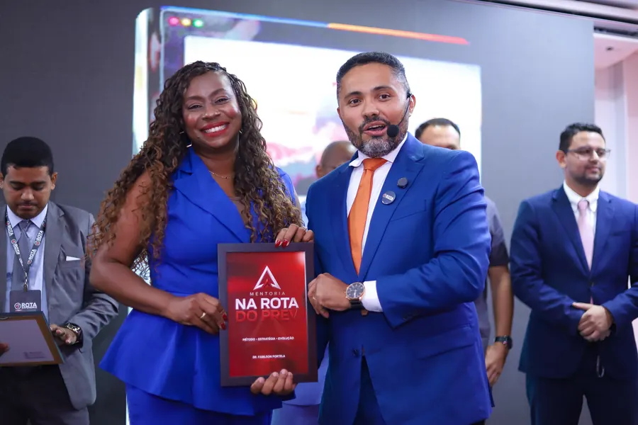 Aluna recebendo o certificado da mentoria
