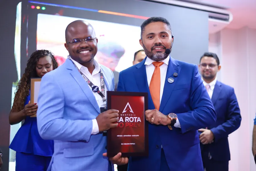 Aluno com o certificado da mentoria