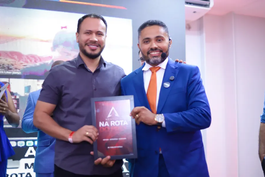 Aluno com o certificado da mentoria