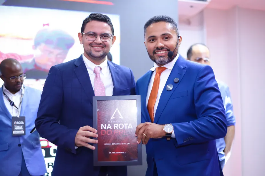 Aluno recebendo o certificado da mentoria