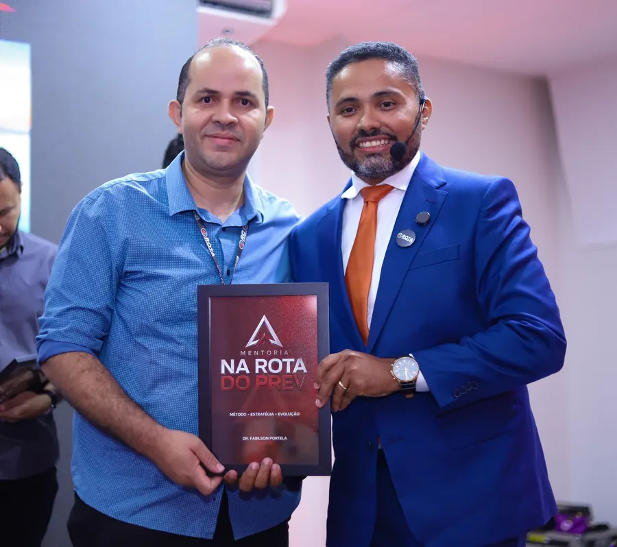 Aluno com o certificado da mentoria